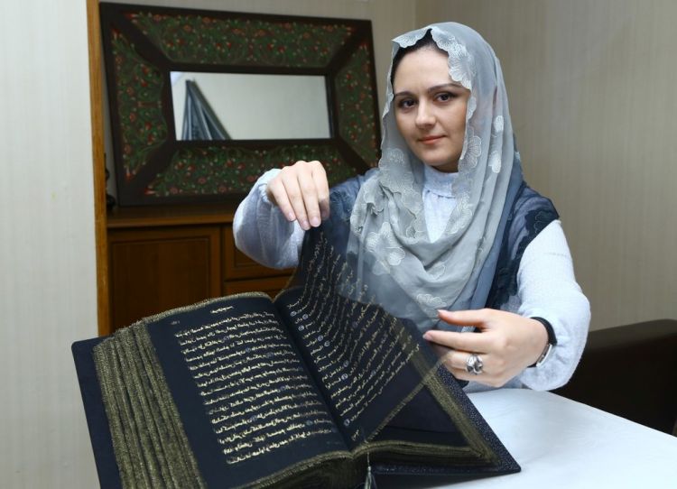 Kuran-ı Kerimi ipek sayfalara yazdı Kuran-ı Kerimi ipek sayfalara yazdı