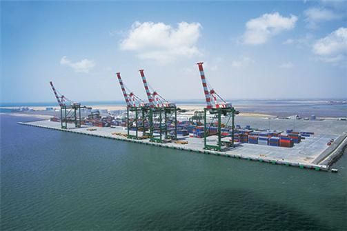 ميناء عدن يستأنف تزويد السفن المارة بالخليج بالوقود بعد توقف لمدة عام