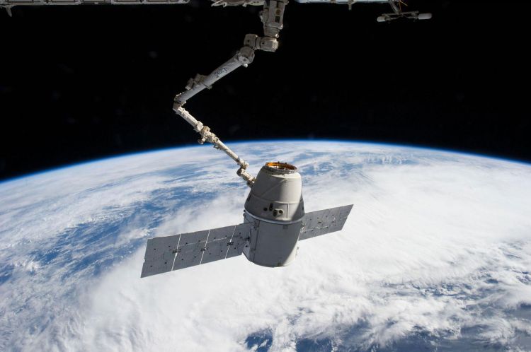 Dragon пристыковался к МКС после первого старта с возвратом ракеты на платформу в море