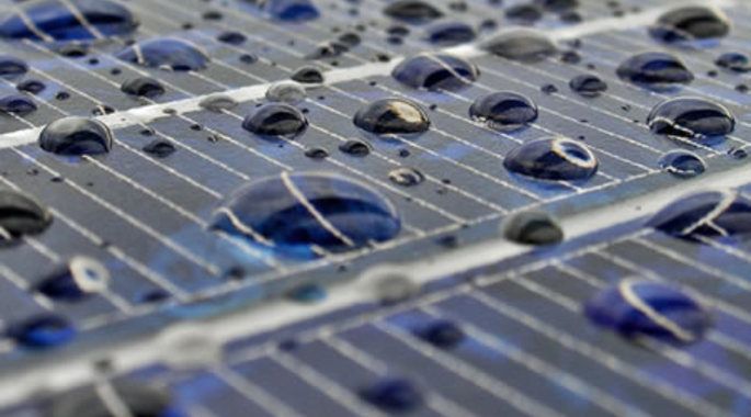 علماء صينيون يبتكرون خلايا شمسية تولد الطاقة من قطرات المطر