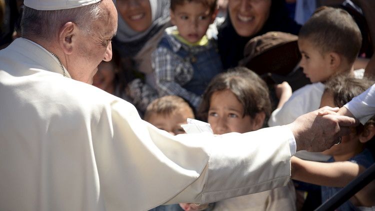 البابا يصطحب من اليونان 12 لاجئا سوريا