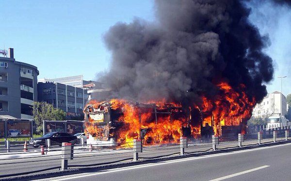 اندلاع حريق في حافلة باسطنبول وسماع دوي انفجار