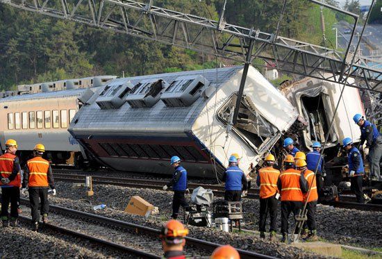 مصرع وإصابة 9 أشخاص بعد انحراف قطار عن مساره في كوريا الجنوبية