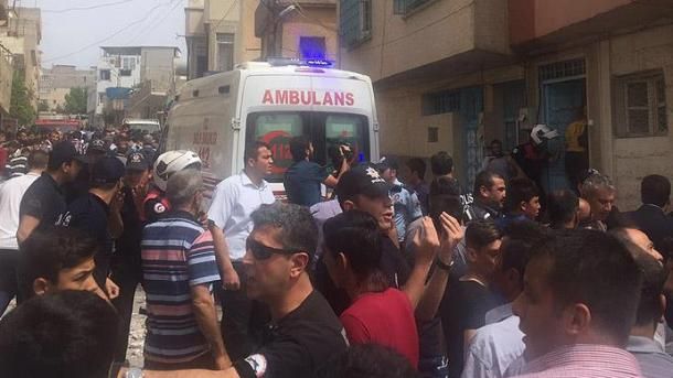 Türkiyə ərazisinə iki raket mǝrmisi düşüb yaralananlar var