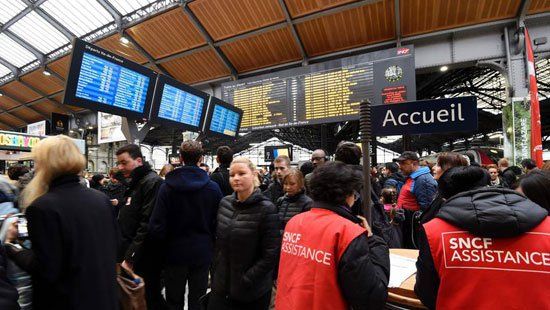 إضراب عمال سكك حديد فرنسا.. والركاب يتكدسون على المحطات
