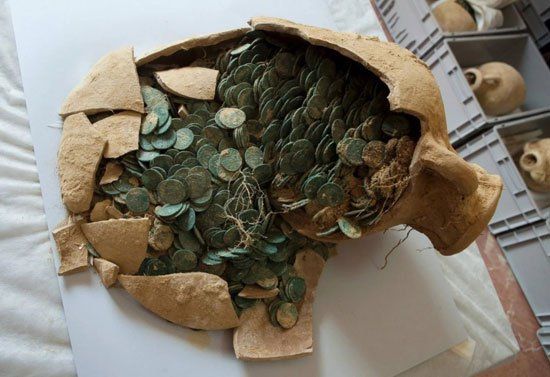 إسبانيا تكتشف كنزا كبيرا من العملات الرومانية تزن 600 كيلو جرام