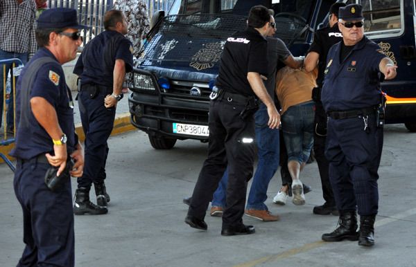 الشرطة الإسبانية تعتقل أربعة أشخاص يشتبه فى صلتهم بإرهابيين