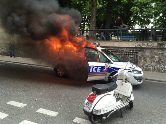 متظاهرو فرنسا يهاجمون الشرطة بالقنابل الحارقة