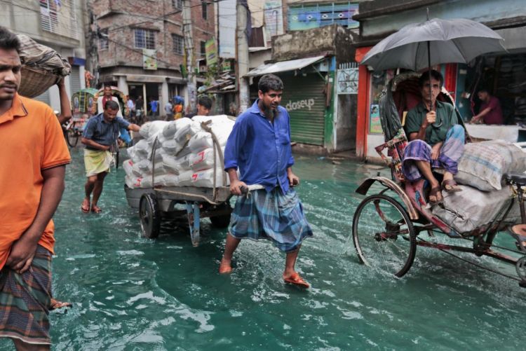Bangladesh avoids high death toll with cyclone evacuation