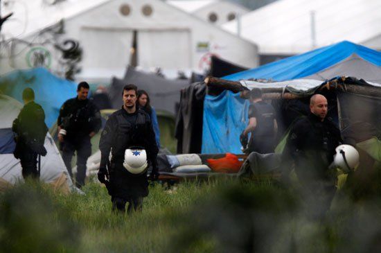 الشرطة اليونانية تُخلى مخيم للاجئين فى أيدومينى