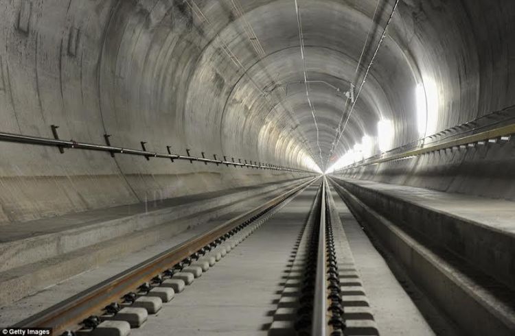 أطول نفق للسكك الحديدية في العالم سيفتتح بداية يونيو بعد 17 عاماً من إنشائه