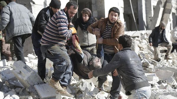 مقتل وإصابة 150 شخصاً في غارات روسية على إدلب