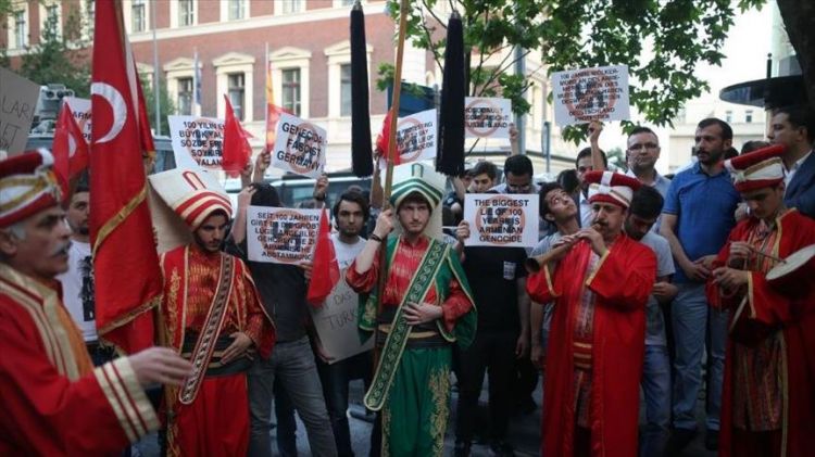 أتراك يتظاهرون أمام قنصلية ألمانيا باسطنبول احتجاجاً على اعتراف "البوندستاغ" بمزاعم الأرمن