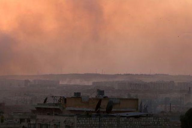 قصف "طريق الموت" إلى حلب والضربات الجوية تعزل مناطق المسلحين