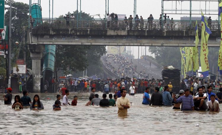 أخبار أندونيسيا..مصرع 24 فى فيضانات وانهيارات أرضية فى أندونيسيا