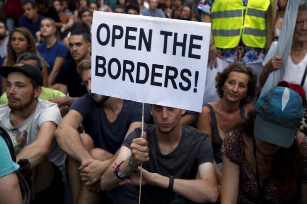 الآلاف يتظاهرون فى برشلونة للمطالبة باستقبال مهاجرين