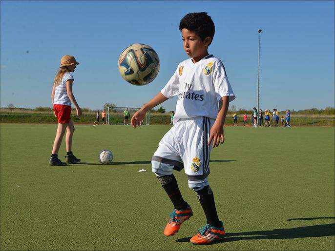"أفضل من ميسي ورونالدو".. طفل سوري يبهر محبي كرة القدم في ألمانيا بمهارته الفريدة