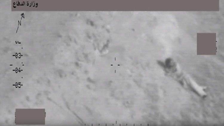 فيديو من الجو يظهر وجوه مسلحين من "داعش" خلال استهداف موكبهم من قبل الجيش العراقي