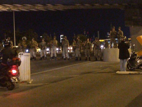 الجيش التركي يعلن تسلمه زمام السلطة في البلاد