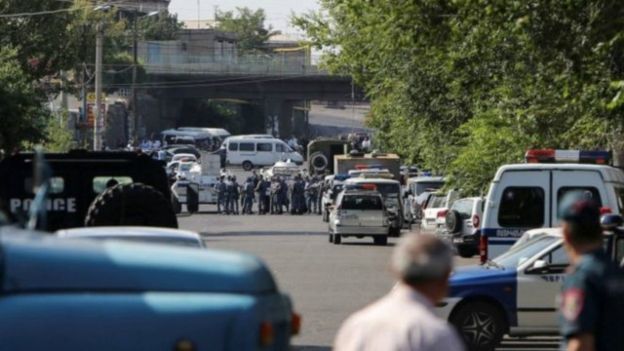 تواصل أزمة رهائن في مركز للشرطة في العاصمة الأرمينية