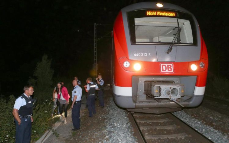 German train attack: Afghan refugee 'had IS flag in room'