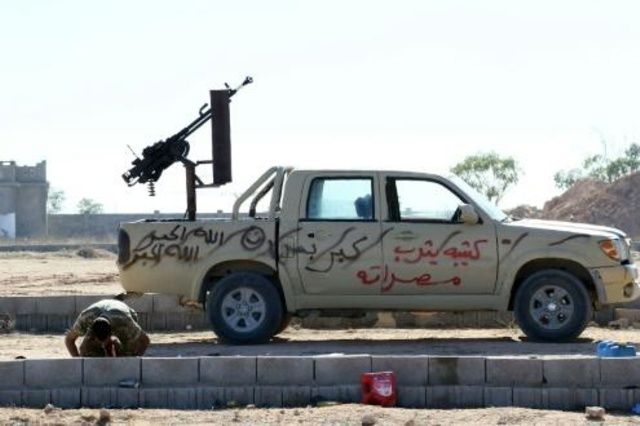 قوات الحكومة الليبية تقصف مواقع الجهاديين في سرت ومقتل اثنين من عناصرها