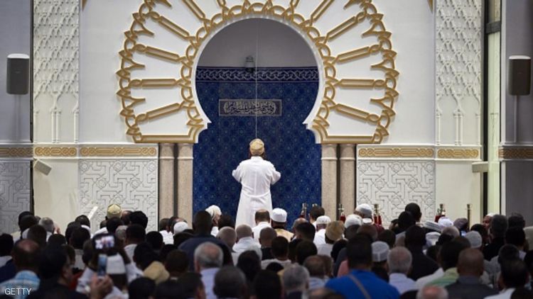فرنسا تغلق 20 مسجدا وقاعة صلاة في 8 أشهر
