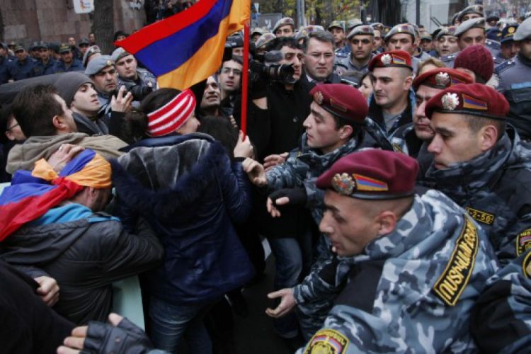 احتجاز 23 شخصا فى أرمينيا لتنظيمهم مظاهرات خلال أزمة احتجاز رهائن