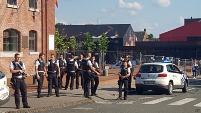 جرح شرطيتين في هجوم بساطور أمام مركز للشرطة في بلجيكا