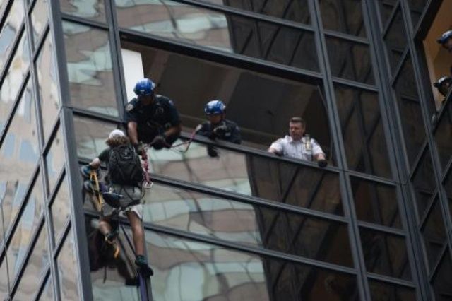 الشرطة تعتقل رجلا كان يتسلق برج ترامب في نيويورك على امل لقائه