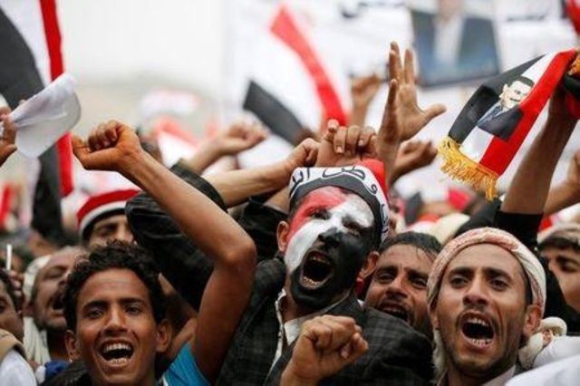 عشرات الآلاف في مسيرة باليمن لدعم مجلس للحكم يقوده الحوثيون