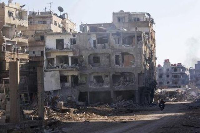 أول مجموعة من السكان والمقاتلين تغادر داريا المحاصرة في سوريا