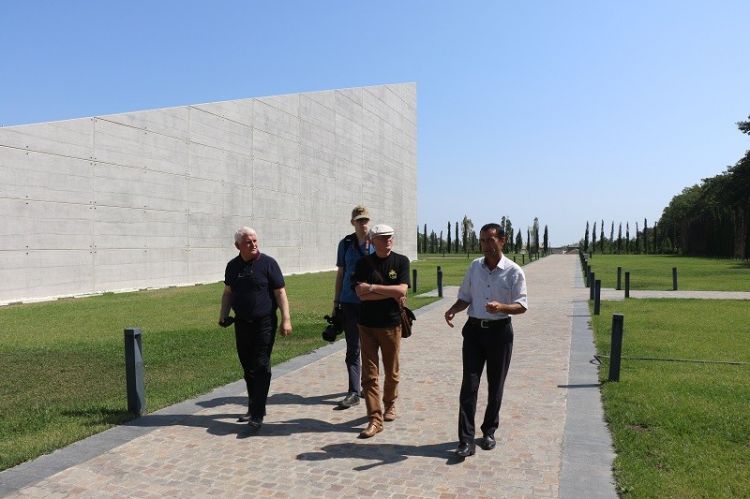 زيارة الصحفيين الليتوانيين لمجمع النصب التذكاري للإبادة الجماعية والبلدة الحمراء في إقليم قوبا