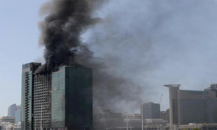اندلاع حريق في برج تحت الإنشاء في أبوظبي