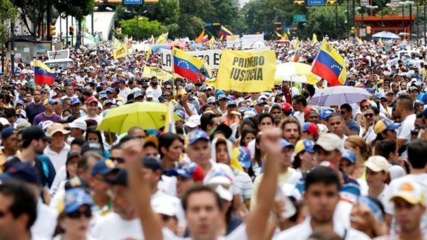 Venesuelada yüz minlərlə insan Maduronun istefasını tələb edib