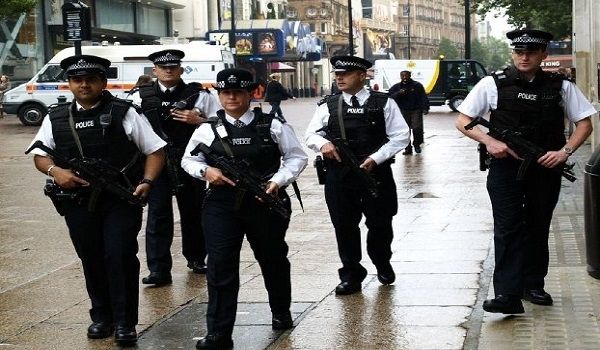 الشرطة البريطانية تعتقل شابين للاشتباه في إعدادهما لشن هجمات