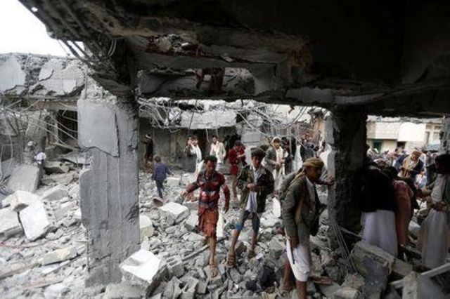 سكان: مقتل 21 مدنيا على الأقل في غارتين جويتين للتحالف باليمن