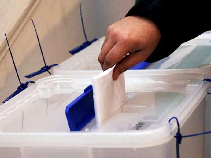 سير التصويت في سفارة أذربيجان في ليتوانيا