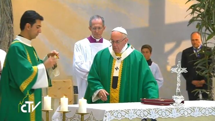 في الكنيسة الكاثوليكية في باكو تجرى الصلاة بمشاركة البابا فرنسيس
