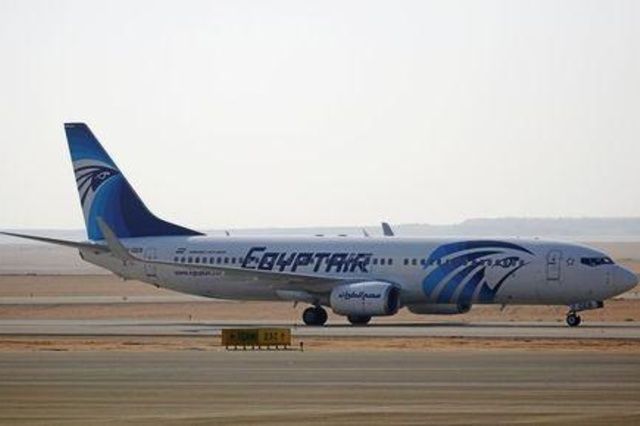 إصابة ثلاثة ركاب في تدافع أثناء إخلاء طائرة بمطار القاهرة