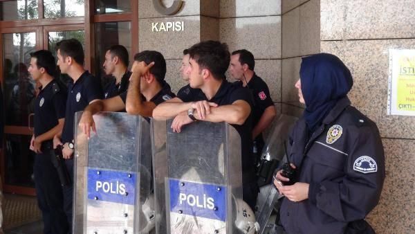 İzmirdə ilk hicablı polis (FOTO)