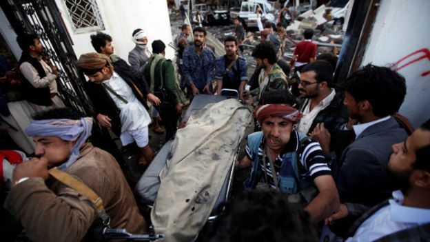 مقتل 140 شخصا" في غارة على مجلس عزاء في اليمن