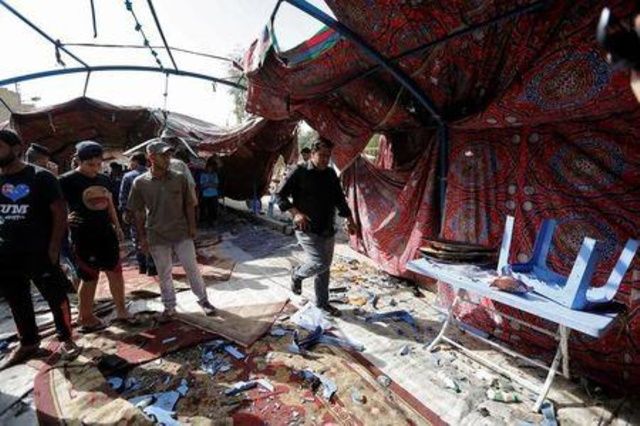 الشرطة: نحو 55 قتيلا في تفجير انتحاري وهجومين في العراق