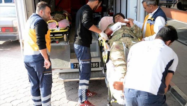 تركيا تستقبل 13 مصابا من "الجيش الحر" سقطو خلال اشتباكات مع "داعش"
