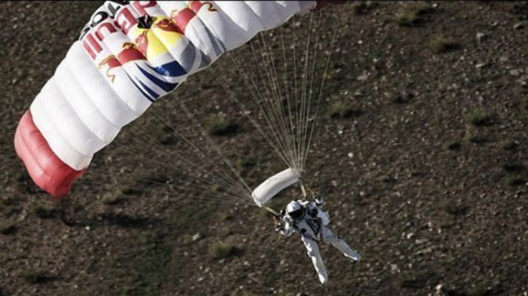 Rusiyalı paraşütçü sərbəst tullanma üzrə rekord qırıb