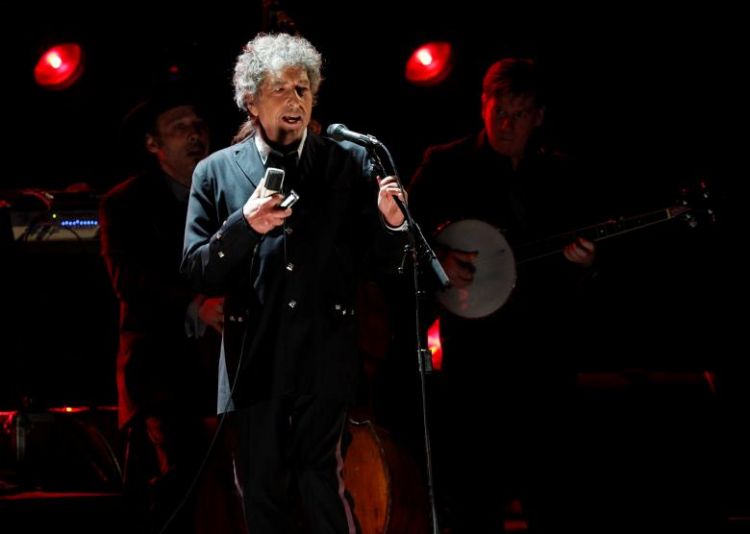 Bob Dylan says he will accept  Nobel Literature Prize