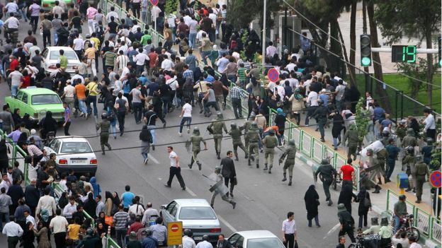 آلاف الإيرانيين يتحدون السلطات ويشاركون في إحياء "يوم كورش"