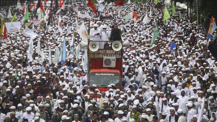 Huge crowds gather to call for Jakarta governor probe