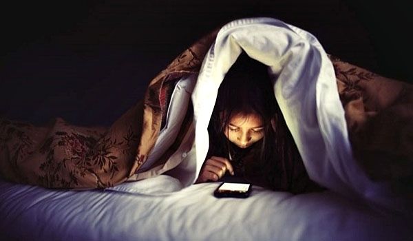 حذار من استخدام الهاتف قبل النوم