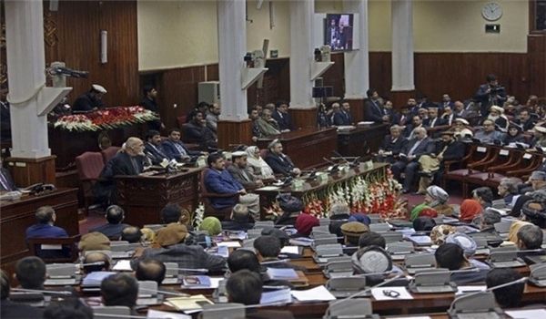 البرلمان الأفغاني يقيل ثلاثة وزراء بينهم وزير الخارجية